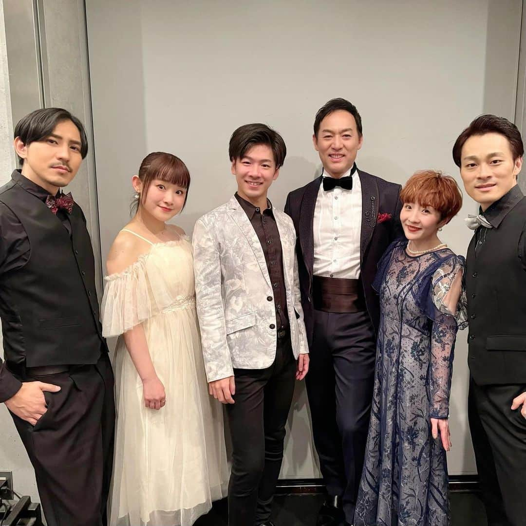 福井晶一さんのインスタグラム写真 - (福井晶一Instagram)「座・高円寺2「Fascinated!」コンサート🎶 ゲスト出演、無事に終えました✨  神ちゃん、開、麻里ちゃん、貴以ちゃん！ 歌うま４人の歌声に癒されて感動させられっぱなしでした💦  そしてピアノの岩城さんもとても素晴らしい演奏で気持ちよく２曲歌わせて頂きました！  【デュエット】美女と野獣  with 水野貴以(美女と野獣) 【ソロ】　　僕の願い(ノートルダムの鐘)  それにしても楽しかった！！！ また企画して欲しいですね。  12月もまた「アメリカン・ラプソディ」高円寺で逢いましょう😉  #座高円寺2 #ディズニー #コンサート #fascinated #小此木麻里  #神田恭兵 #長谷川開 #水野貴以 #岩城直也 #福井晶一」11月22日 0時03分 - shoichi.fukui