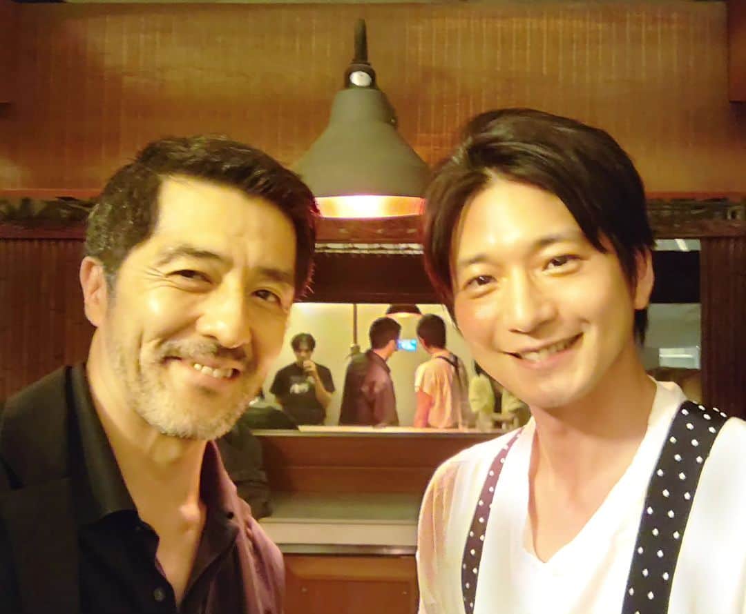 のインスタグラム：「BBラウンジ先代オーナーとして出演させて頂いたパリピ孔明第8話。御覧になった方々ありがとうごさいました。  写真は孔明役、向井理さんと。抑えたインテリジェンスと品を感じる素敵な方でした。みんな次回もパリピ孔明楽しんで見て下さいね。  あと、もう一人写ってますね！😄 話しかけて貰って嬉しかったです。ありがとうございました。  #向井理　#パリピ孔明」
