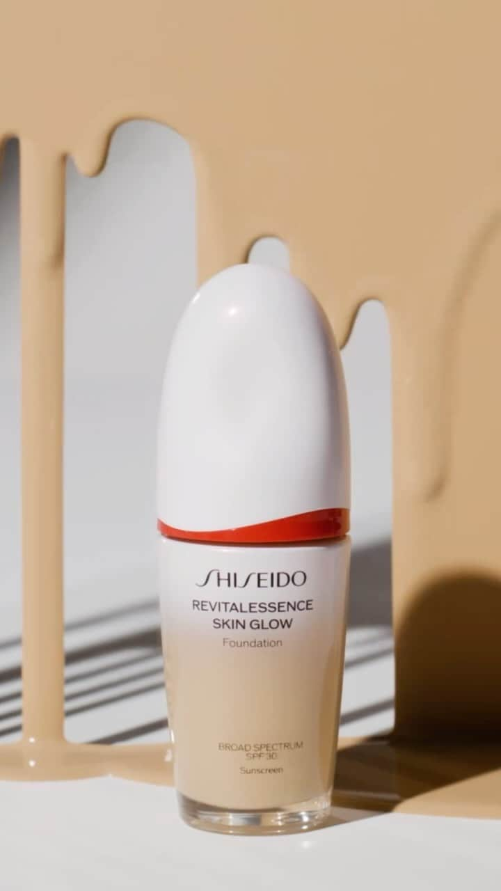 資生堂のインスタグラム：「Flood skin with weightless hydration and powerful prebiotics. REVITALESSENCE SKIN GLOW Foundation’s innovative formula suspends makeup micro-capsules in a skin-caring essence, allowing active ingredients like Niacinamide and Fermented Kefir+ to penetrate the complexion first. The result? Soft, radiant skin from the inside out. #ShiseidoMakeup #JapaneseBeauty #RevitalEssence #SkincareMeetsFoundation」