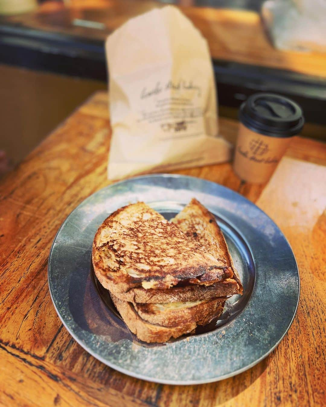 奥貫薫のインスタグラム：「.  Bourke Street Bakery @bourkestreetbakery   地元のひとに大人気で、 朝早くからひっきりなしにお客さんが訪れるベーカリー。 私たちもすっかり気に入って、二日続けてこちらで朝ごはん。 コーヒーとポロネーズトーストに、 帰りの飛行機でのおやつをたくさん買い込んで。 自分への旅土産も、こちらのホームメイドのケチャップとジャムを。」