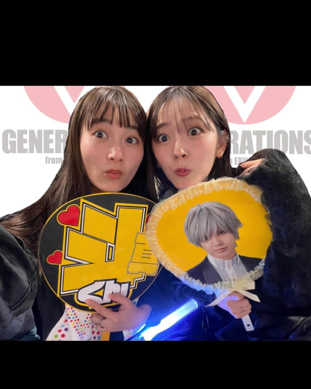 鈴木愛理さんのインスタグラム写真 - (鈴木愛理Instagram)「✴︎ 先日、 @generations_official さんの10周年ツアーに、「推しが上司になりまして」チームで観に行かせていただきました🫶  斗真うちわなど、劇中で使った小道具をみんな用意して参戦したのだけど、、、 始まったらもう、GENRATIONSさんの歩んできた10周年の歴史に胸打たれ、青春時代に聴いてきた曲でシンプルに胸にジーンときてしまい、と思ったら斗真とはまた違う片寄さんが目の前に現れて、キャスト一同でキャーキャーペンライトを振っていて（笑）うちわは膝の上で放置されてました笑笑  GENRATIONSさんはとても、不思議で。 中高の後輩先輩がいたり、ドラマで共演した方がいたり なんだかんだでとても縁が深いです。  同世代のアーティストとして、とても刺激をいただきました。私も12月からのツアー頑張るぞー！！！！  #参戦前に #ポテトとアップルジュースゲット #ワクワクしすぎて一人浮かれモードで手荷物パンパン #笑  #スズキノシフク」11月22日 0時16分 - airisuzuki_official_uf