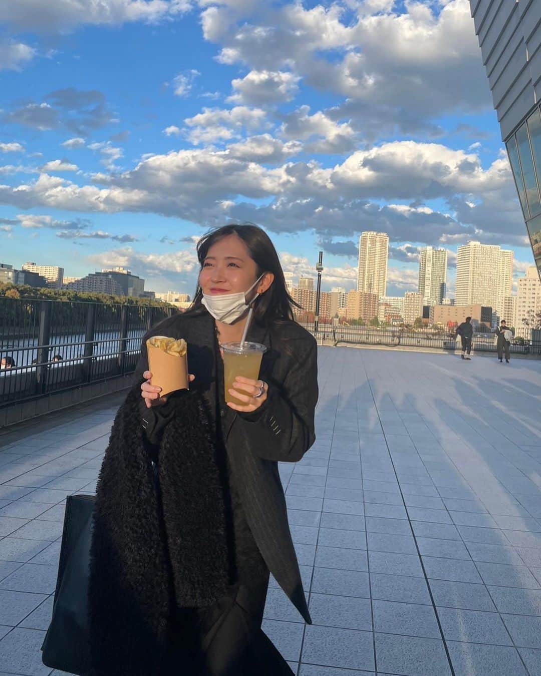 鈴木愛理のインスタグラム：「✴︎ 先日、 @generations_official さんの10周年ツアーに、「推しが上司になりまして」チームで観に行かせていただきました🫶  斗真うちわなど、劇中で使った小道具をみんな用意して参戦したのだけど、、、 始まったらもう、GENRATIONSさんの歩んできた10周年の歴史に胸打たれ、青春時代に聴いてきた曲でシンプルに胸にジーンときてしまい、と思ったら斗真とはまた違う片寄さんが目の前に現れて、キャスト一同でキャーキャーペンライトを振っていて（笑）うちわは膝の上で放置されてました笑笑  GENRATIONSさんはとても、不思議で。 中高の後輩先輩がいたり、ドラマで共演した方がいたり なんだかんだでとても縁が深いです。  同世代のアーティストとして、とても刺激をいただきました。私も12月からのツアー頑張るぞー！！！！  #参戦前に #ポテトとアップルジュースゲット #ワクワクしすぎて一人浮かれモードで手荷物パンパン #笑  #スズキノシフク」