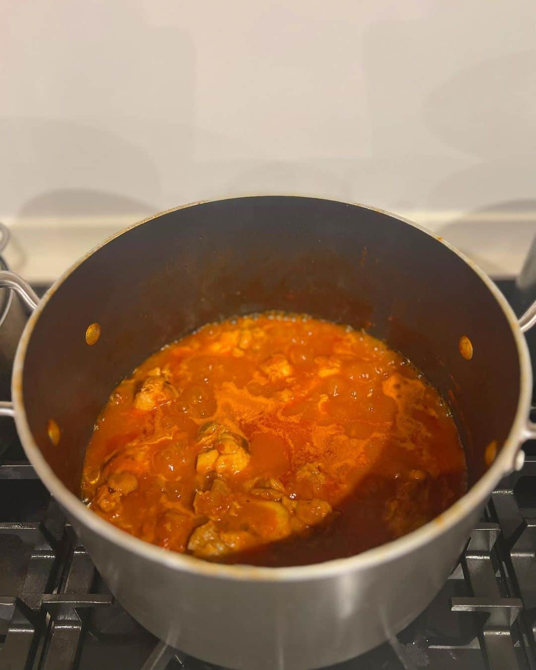 神崎恵さんのインスタグラム写真 - (神崎恵Instagram)「・ 今夜は少し遅い時間に帰宅予定だったので、仕事の合間に息子たちの夕飯と、自分の夜ご飯用のトマトスープ作り。 手羽元とたっぷりのトマトと玉ねぎを煮込んだスープ🍅 お肉がほろほろになるまで煮込みます。 ２0時過ぎての夜ご飯はスープや野菜煮を食べます。 ３枚目、息子たちも大好きなスープなので、 帰ったら、大きなお鍋いっぱいに作ったスープがかなり減っていました。 お皿や鍋の底見えは嬉しいものです。 いつもお鍋いっぱいに作って、次の日は豆乳を入れて味変したり、 マカロニを入れたり、最後はコクっとするまで水分をとばして、パスタソースにしたり、チキンや魚、ハンバーグのソースにしたりとアレンジし続けます。(これだけで数日かなり楽)  「ママ！きょうもがんばったね！」と三男が撮ってくれました。 今日もお疲れさまでした！  #おうちごはん #夜スープ #ハロウィン　バルーン、まだまだ元気。」11月22日 0時17分 - megumi_kanzaki