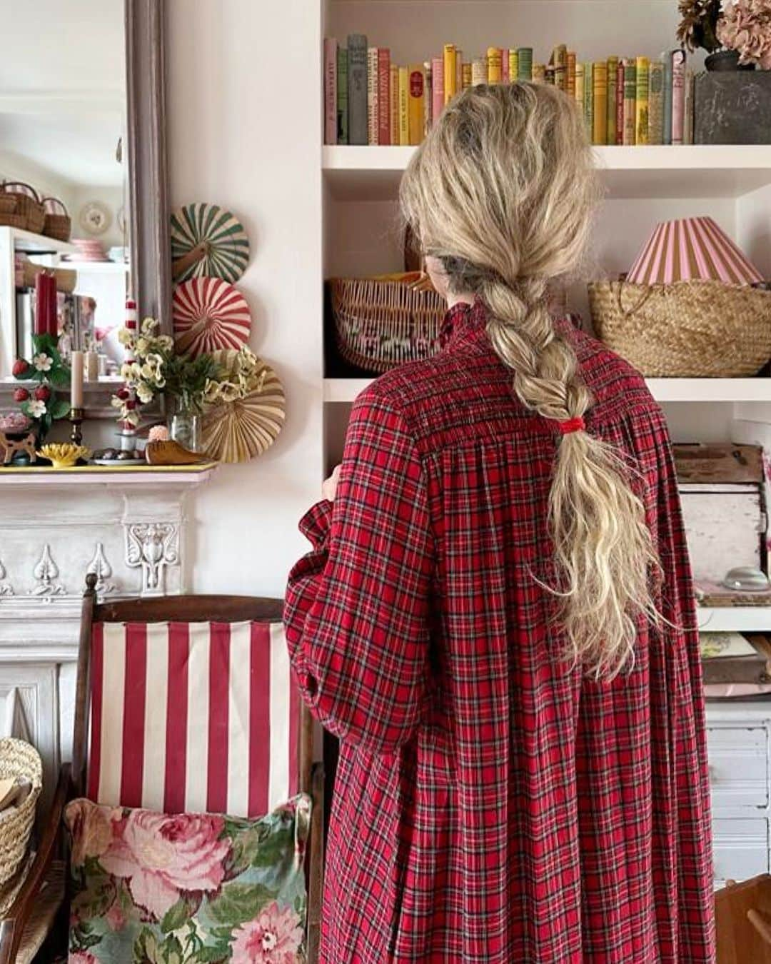 キャベジズ&ローゼズさんのインスタグラム写真 - (キャベジズ&ローゼズInstagram)「Beautiful Maud ❤️ @maudierosebuchanan wears the Zadie Dress in red tartan flannel #CabbagesandRoses #AW23 #OfTheEarth 📷 @violet_dent」11月22日 0時13分 - cabbages_and_roses