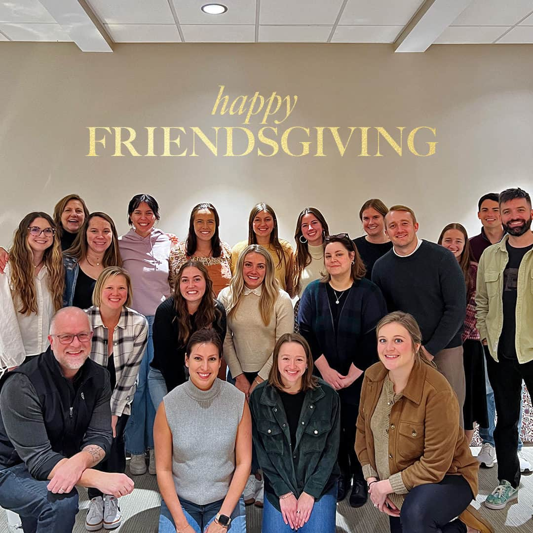 ヴェラブラッドリーのインスタグラム：「Cheers to a holiday filled with old stories, new memories, and treasured friendships that warm the soul. Happy Friendsgiving to you and your circle.  #friendsgiving #friends #pattern #VeraBradley」