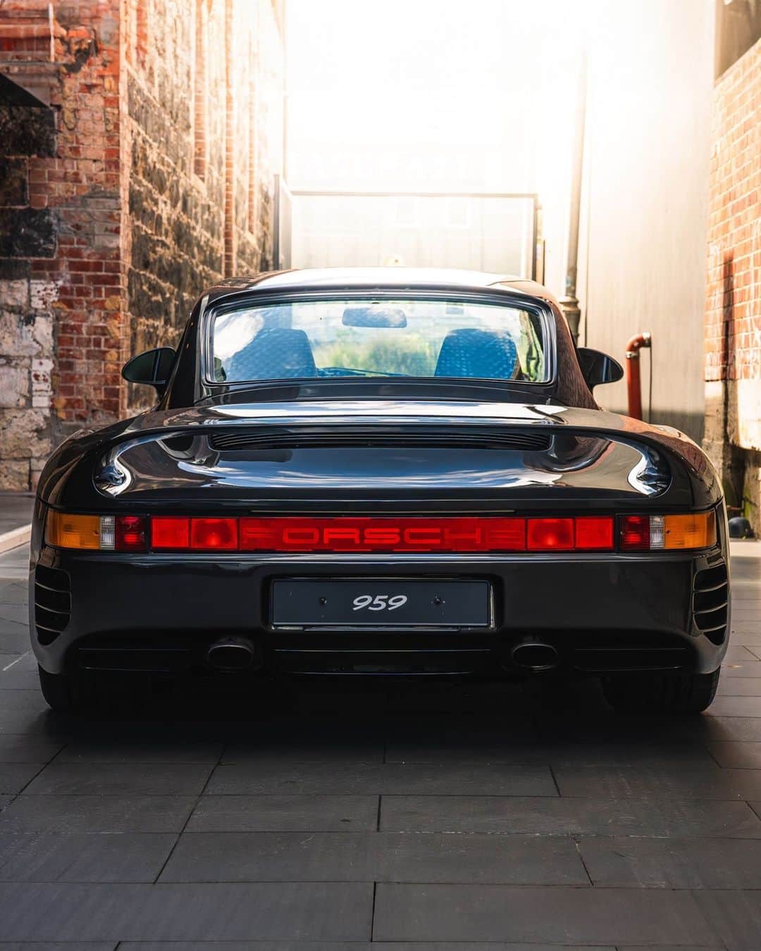 HYPEBEASTさんのインスタグラム写真 - (HYPEBEASTInstagram)「@hypedrive: @rmsothebys just auctioned off this picturesque @porsche 959 Komfort for a cool $1.7 million USD. ⁠ ⁠ The Porsche 959 was heralded as a technological marvel, with features that were advanced for the time: its all-wheel-drive system, adjustable suspension and monstrous power. The model was also sold as a "Komfort" trim, that included a full-leather interior as well as air conditioning, while maintaining the 959's 444 horsepower and 2.85L twin-turbo flat-six. ⁠ ⁠ The 1988 Porsche 959 Komfort has 23,399 kilometers – 14,540 miles approximated – and is in fantastic condition, with some patina and signs of age that shows the car has actually spent some time on the streets. This auctioned example is purportedly one of only 31 examples painted in Graphite Metallic, and out of 292 production homologated units ever produced. ⁠ ⁠ As a result, it sold for $1,765,000 USD at the RM Sotheby's auction that happened in Las Vegas last week. ⁠ ⁠ Click the link in bio for the full story and more photos.⁠ ⁠ Photo: Daniel Kalisz/RM Sotheby's」11月22日 0時20分 - hypebeast