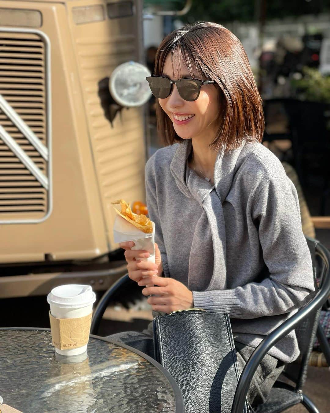 木本泉のインスタグラム：「- 小腹が空いたので🚚クレープとコーヒー。  やっぱりvironのクレープ食べたいな🙄w」