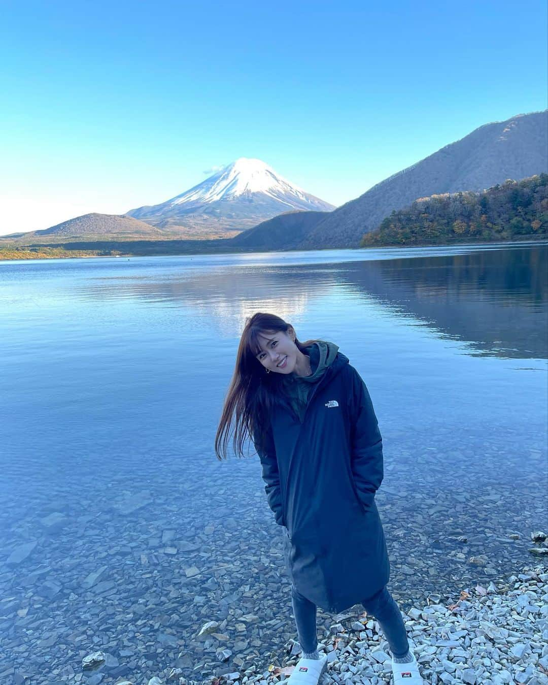 唐沢美帆のインスタグラム：「△  数週間前だけど すでにデニムじゃ寒かった ダウン素材のパンツ欲しぃ。  #洪庵キャンプ場 #本栖湖 #富士五湖　  #TRUEさん #唐沢美帆 #つるきゃん△ #キャンプ #キャンプ女子 #camping  #campinglife  #campingtrip」