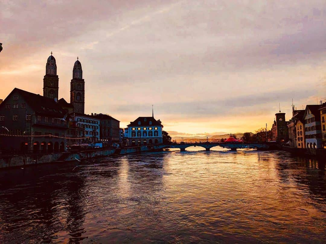 新倉瞳のインスタグラム：「Zürich🩷🧡💛🩵💜」