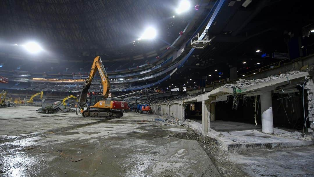 トロント・ブルージェイズさんのインスタグラム写真 - (トロント・ブルージェイズInstagram)「From a stadium to a ballpark! The second phase of Rogers Centre renovations are underway ⚾️」11月22日 0時32分 - bluejays