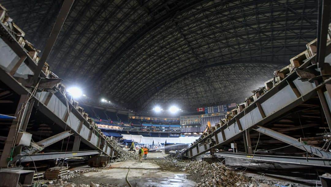 トロント・ブルージェイズさんのインスタグラム写真 - (トロント・ブルージェイズInstagram)「From a stadium to a ballpark! The second phase of Rogers Centre renovations are underway ⚾️」11月22日 0時32分 - bluejays