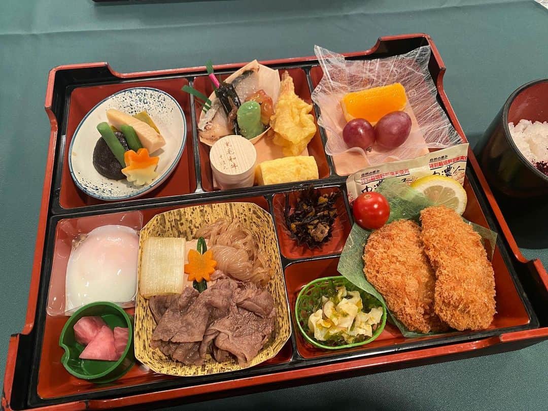 岩村菜々美のインスタグラム：「営業先で頂くお食事が豪華すぎる時はありがたく写真を撮ってお腹空いたときに見返してます。 味や香りの記憶は残りやすいのです。 はぁー美味しかったやつー。 ありがたやー🙏」