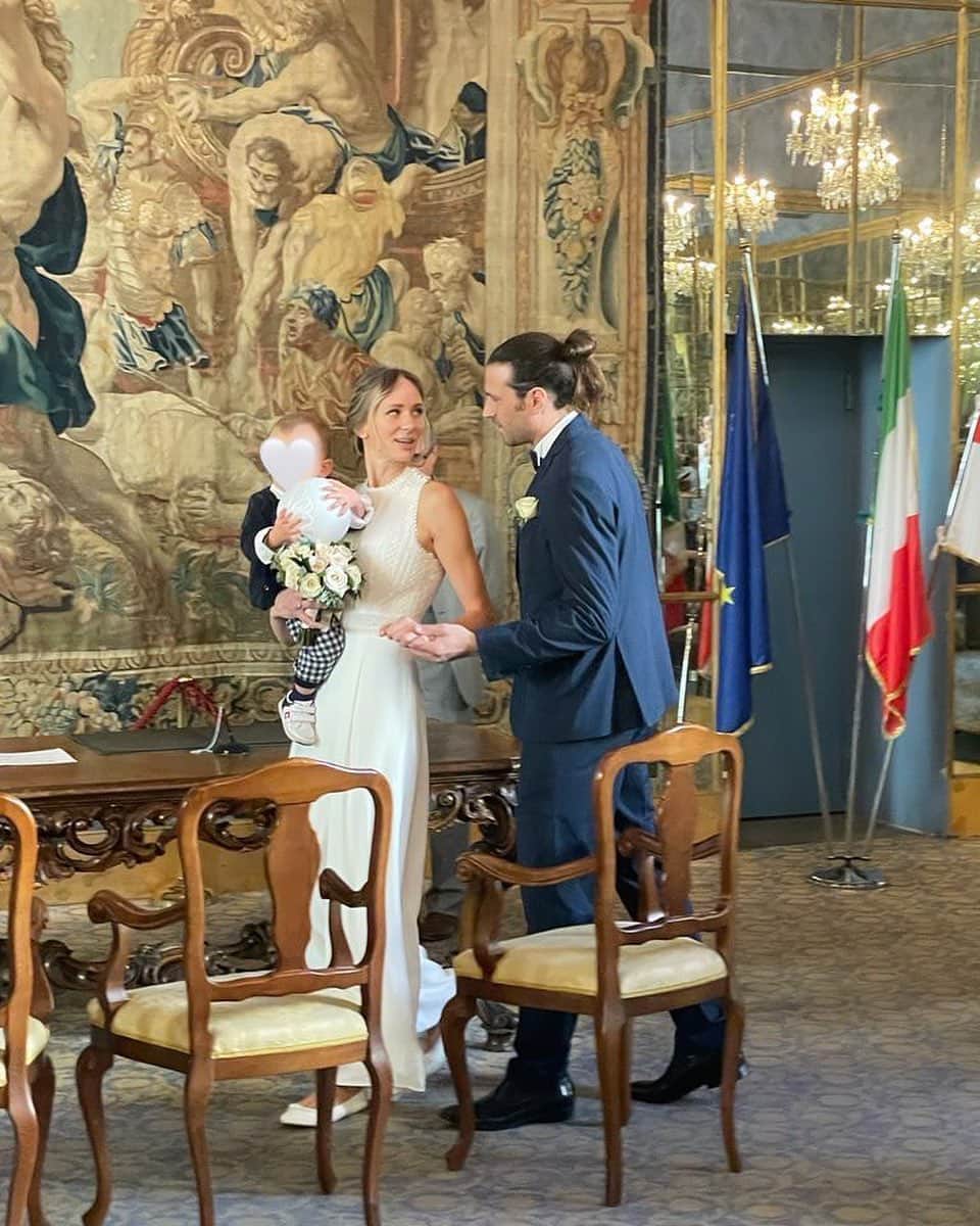マルガレーテ・コズーフのインスタグラム：「Un giorno speciale pieno di sole ☀️ #wedding #family #sunnynovember #love #milano」