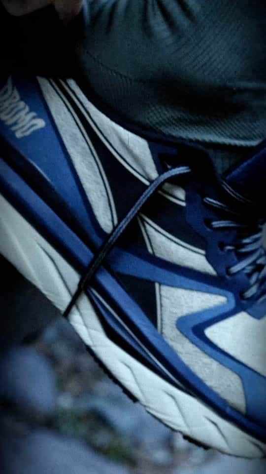 ディアドラのインスタグラム：「@dromoruncrew x Diadora.  Discover the new DROMO V7000 at the link in bio.   #diadora #diadorarunning」