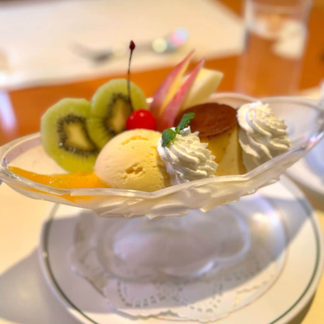 長野美郷さんのインスタグラム写真 - (長野美郷Instagram)「ナポリタンを食べたい！と 思い立ったのですが やっぱり、それだけじゃ済まなかったの巻😇  #ナポリタン発祥の店 #ホテルニューグランド てことで、結局、、 #ナポリタン #ピラフ #プリンアラモード 🍮と洋食まつりでございました😍 #食いしん坊日記」11月22日 0時46分 - misato_nagano_1127