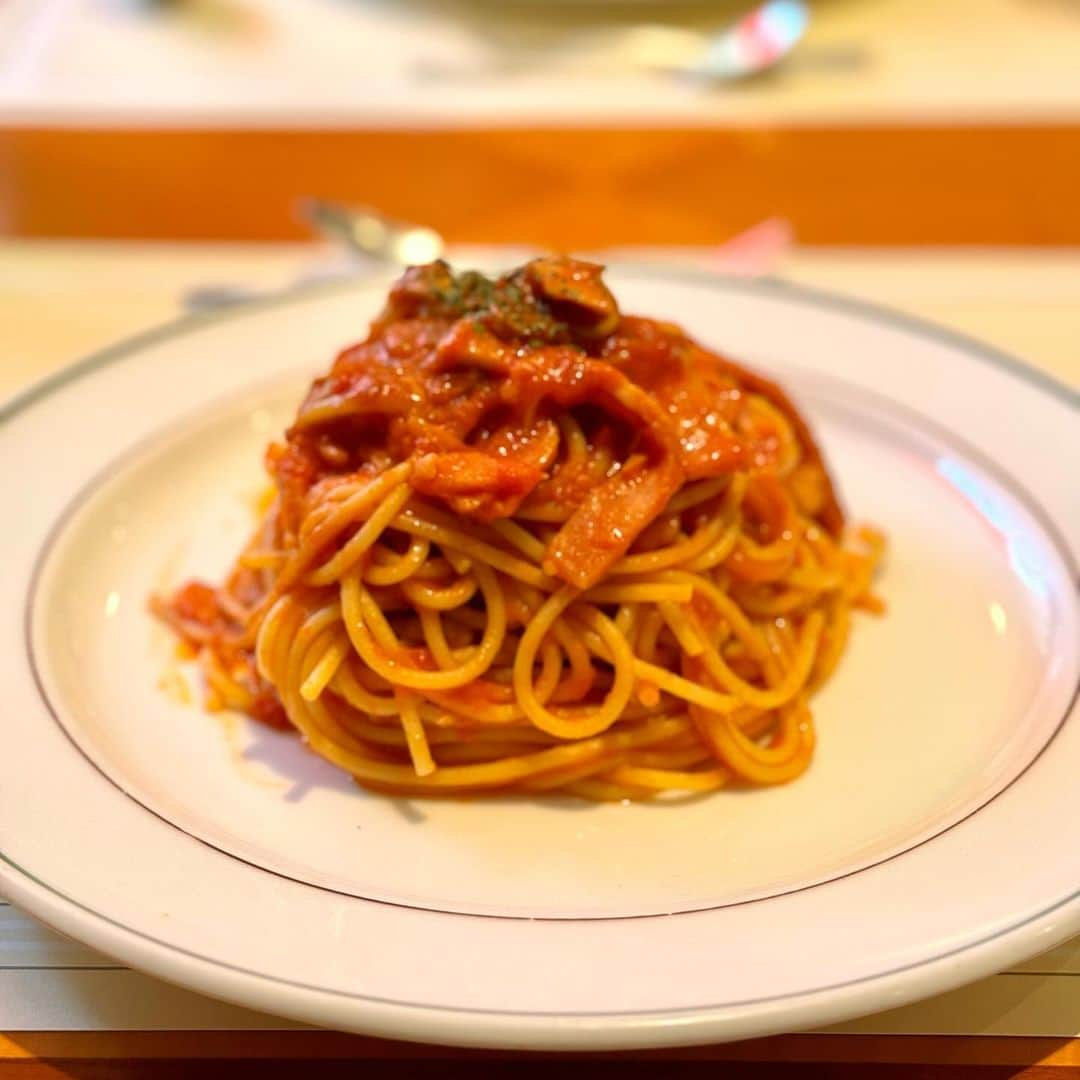 長野美郷さんのインスタグラム写真 - (長野美郷Instagram)「ナポリタンを食べたい！と 思い立ったのですが やっぱり、それだけじゃ済まなかったの巻😇  #ナポリタン発祥の店 #ホテルニューグランド てことで、結局、、 #ナポリタン #ピラフ #プリンアラモード 🍮と洋食まつりでございました😍 #食いしん坊日記」11月22日 0時46分 - misato_nagano_1127