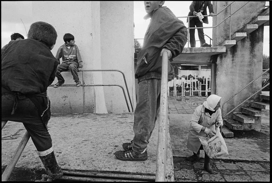 Magnum Photosのインスタグラム：「@magnumlearn presents Inside>>Out, a six-day multi-workshop and photographic immersion in Tirana, Albania 🇦🇱 ⁠ ⁠ In April 2024, six Magnum photographers will come together in Tirana and run different workshops in parallel with each other. @newshatavakolian, @jeromesessini and @enricanaj will focus on shooting skills, while @marktpower, @biekedepoorter and Sohrab Hura (@uglydogbooks) will teach the foundations of editing and bookmaking. ⁠ ⁠ Regardless of your mentor, participants will have the opportunity to hear presentations from all six Magnum photographers. ⁠ ⁠ 🔗 Discover the full program of workshops at the link in the @magnumphotos bio. ⁠ ⁠ PHOTO: Kosovar refugees in the swimming pool refugee camp. Tirana, Albania. 1999. ⁠ ⁠ © @jeromesessini / Magnum Photos」