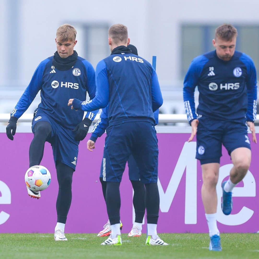 シャルケ04さんのインスタグラム写真 - (シャルケ04Instagram)「NE⚒️T ➡️ #F95S04 . . . #S04 #Schalke04 #Training #Knappen #Königsblau #EinLebenLang #🔵⚪️」11月22日 0時53分 - s04