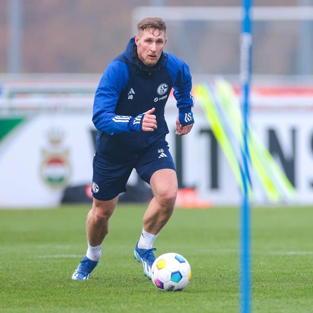 シャルケ04のインスタグラム：「NE⚒️T ➡️ #F95S04 . . . #S04 #Schalke04 #Training #Knappen #Königsblau #EinLebenLang #🔵⚪️」