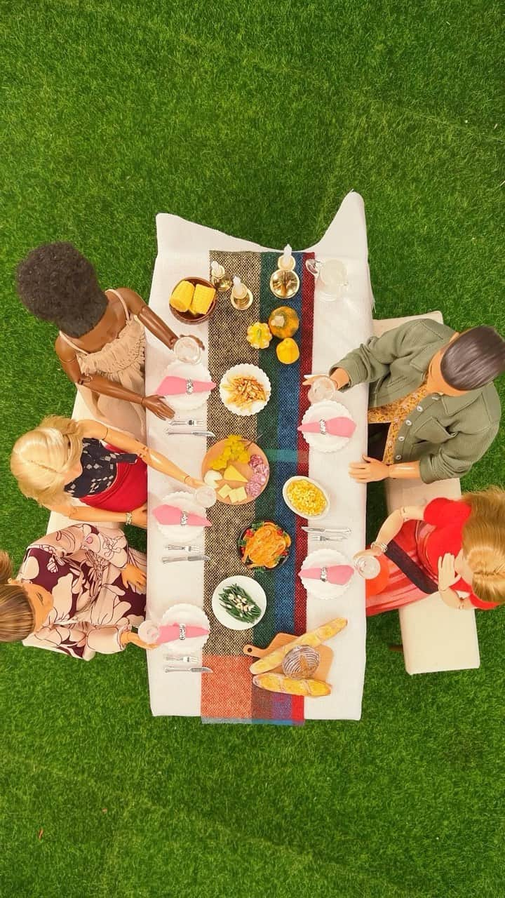 バービーのインスタグラム：「What I bring to the table: good food and amazing friends. Happy #FriendsGiving! 🧡 #barbie #barbiestyle」