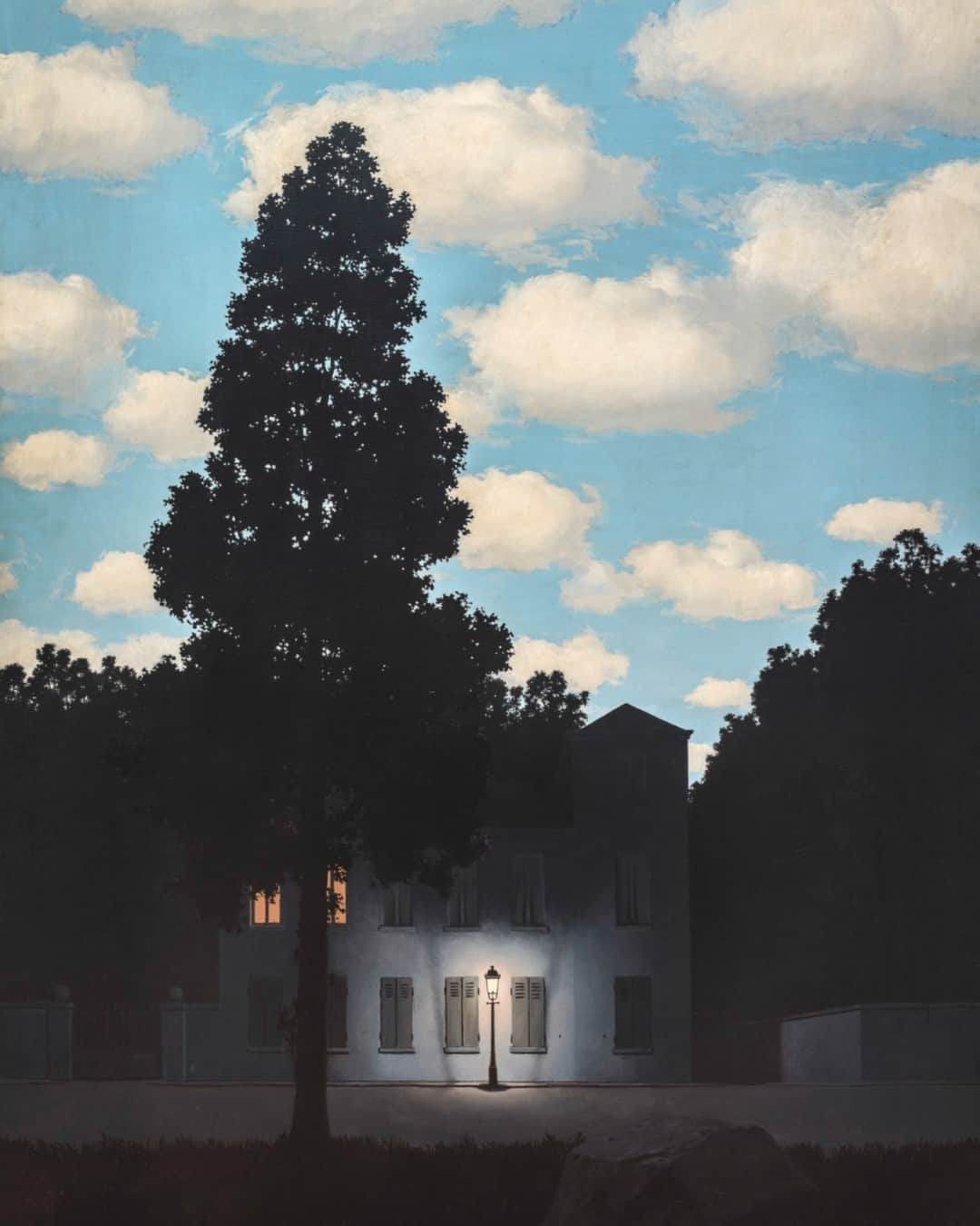 グッゲンハイム美術館のインスタグラム：「Surrealist painter René Magritte celebrates his birthday today! Born on November 21, 1898, Magritte is renowned for his thought-provoking and enigmatic paintings that challenge the viewer's perception of reality.  His paintings upset the fundamental organizational premise of life. Through distortion of scale, weight, and placement, his works exemplify the irrationally compelling imagery of the early Surrealist movement. 🎂  This work is in the @guggenheim_venice.  ... René Magritte, "Empire of Light," 1953–54. © 2023 C. Herscovici, London/Artists Rights Society (ARS), New York. #ReneMagritte」