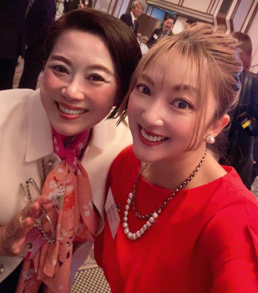 山田まりやさんのインスタグラム写真 - (山田まりやInstagram)「♡  一般社団法人アジア・アフリカ・アラブ55の集い 共同ピーアール株式会社　創立式典 「感謝の夕べ」60周年に向けて  共同ピーアール株式会社 代表取締役社長 谷鉄也さまと😆😆  2枚目 谷さんに公私共にお世話になっております 仲良しイツメンの皆さまと🥰✨  3枚目 プライベートで購入しまくりでお世話になっていますw SHEIN Japan株式会社の社長さま(左)と✨  献立難民に有り難過ぎるw レシピサイトNadiaの葛城社長さま(右)と✨  4枚目 11月29日に発売される3冊目の 「金運は眉で決まる！」が Amazonの予約購入ですでに ベストセラー3部門（メイクアップ☆哲学☆思想・社会） の部門で連続1位を獲得🎉 Amazon総合ランキング3位✨と絶好調の 開運福顔の専門家 木村れい子先生と😆💗  素晴らしい祝宴の場にお招きいただき 感謝感謝です😆🙏🌈✨✨✨」11月22日 0時54分 - mariya.yamada