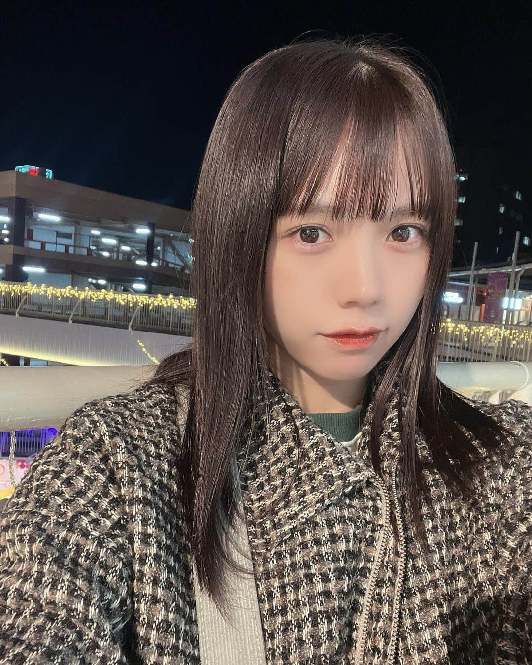 日南遥のインスタグラム：「🌉 ⁡ こんばんは〜 ⁡ ⁡ 今日のナチュラルひなみです🦭 ⁡ ボイトレ行ったのち少しお買い物してました🚶‍♀️ ⁡ ⁡ どうでもいい話なんですけど 最近ネトフリで「I-LAND 戦慄の島」 っていうドラマシリーズ観てます🏝 ⁡ 設定が好みで見てたんですけど 思ったより戦慄しなくて(?) 後半飽きてきちゃいました🙃 ⁡ ジャンルで言うとスリラー、サスペンス、 ホラー、SF辺りが好きなので おすすめ映画かドラマあれば教えてください🙆‍♀️ ⁡ ⁡ 火曜日おつかれさまでした🍵 またあした〜」