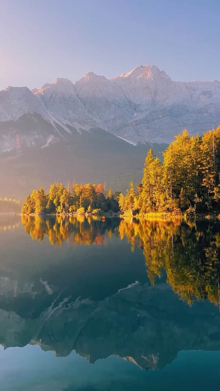 BEAUTIFUL DESTINATIONSのインスタグラム：「@maarrcc beautifully captures the tranquil sunrise at Eibsee, Germany. 🇩🇪 Embrace the calming views of the lake against the distant mountain backdrop. ⛰️ These picture-perfect moments offer a serene start to the day. 🌅  📽 @maarrcc 📍 Eibsee, Germany 🎶 Aphex Twin - QKThr」