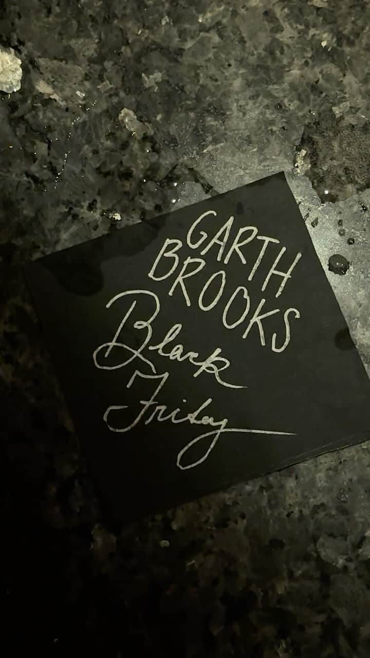 のインスタグラム：「Grab a pint, @garthbrooks is taking the stage this Friday after the game! #amazonmusiclive」