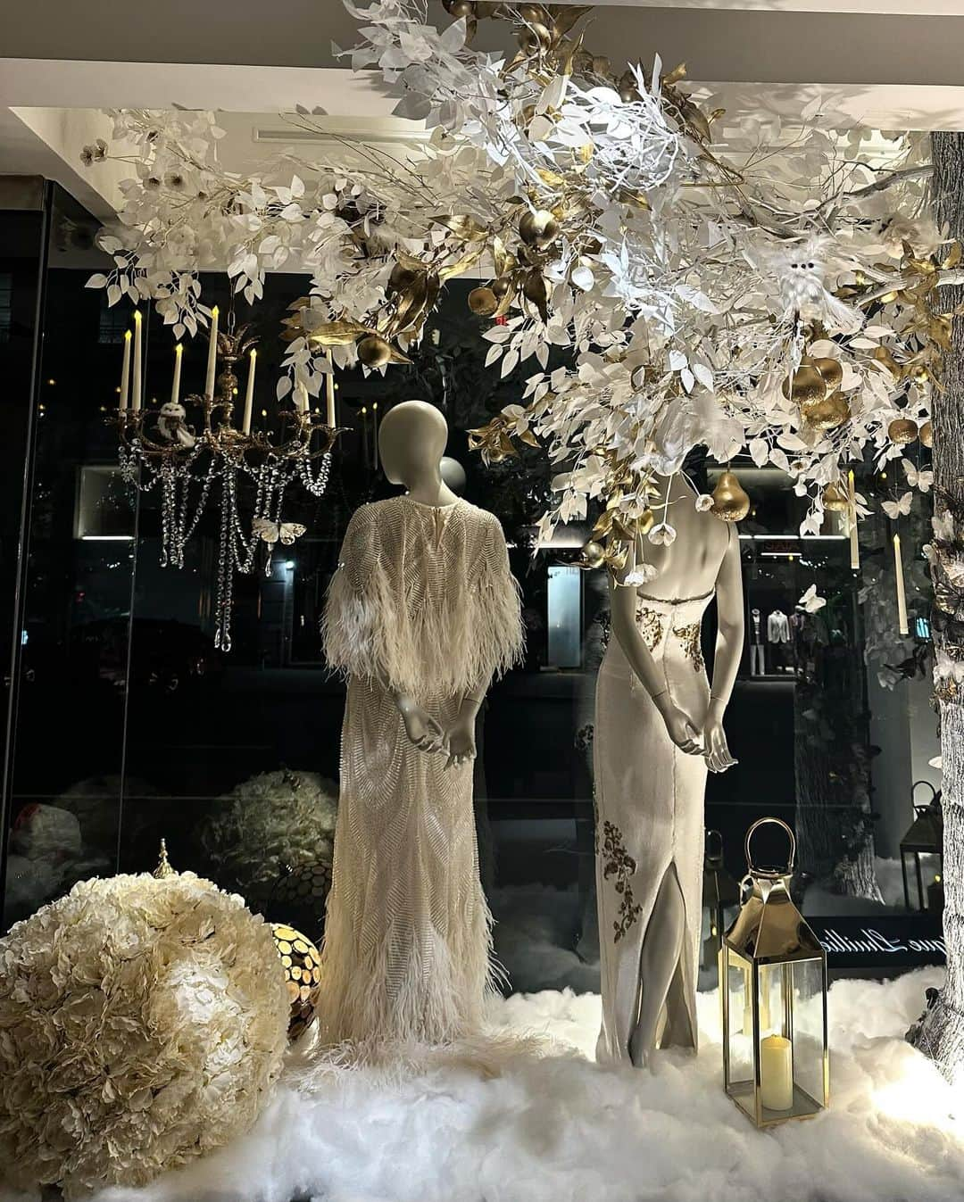 Monique Lhuillierさんのインスタグラム写真 - (Monique LhuillierInstagram)「It’s a Winter Wonderland at our New York Flagship! 🤍✨ #moniquelhuillier」11月22日 1時04分 - moniquelhuillier