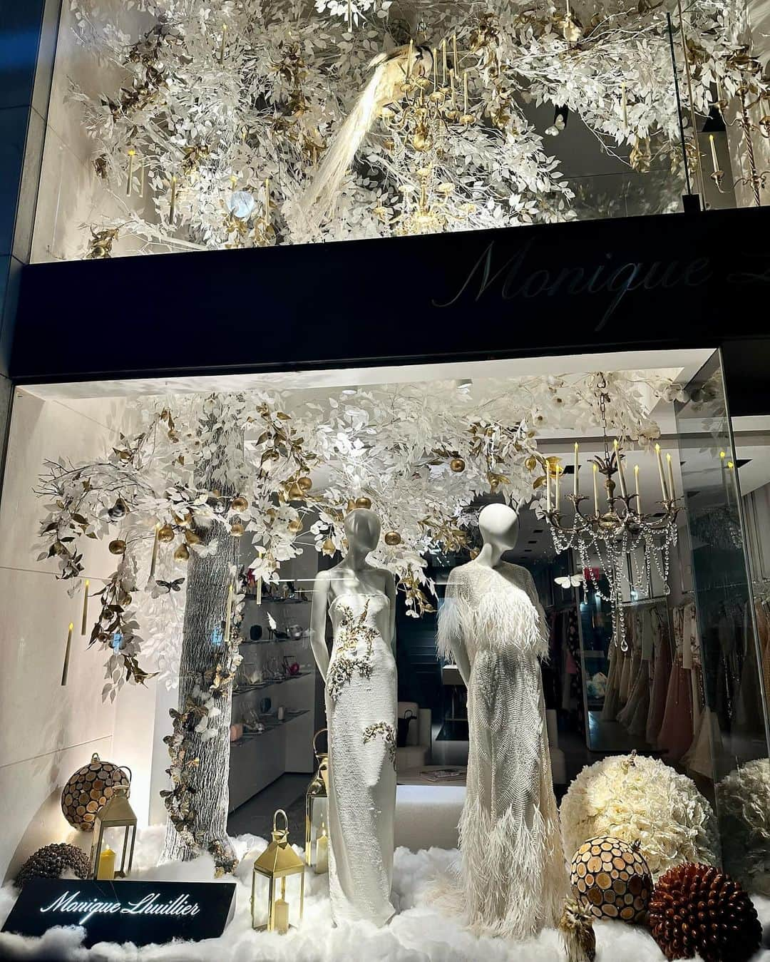 Monique Lhuillierさんのインスタグラム写真 - (Monique LhuillierInstagram)「It’s a Winter Wonderland at our New York Flagship! 🤍✨ #moniquelhuillier」11月22日 1時04分 - moniquelhuillier