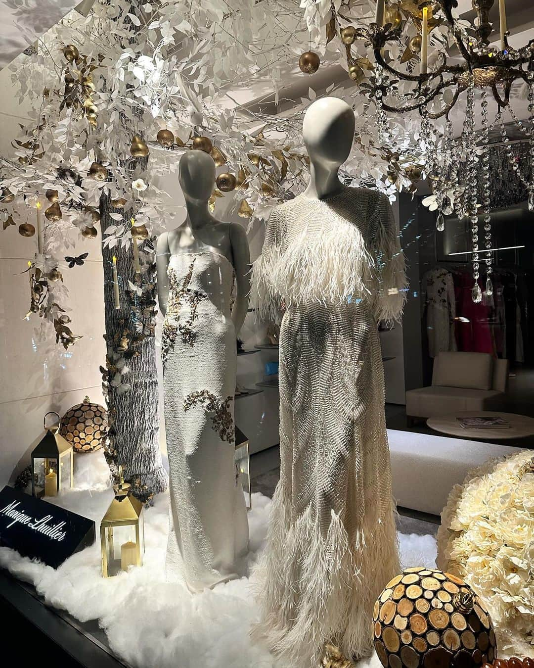 Monique Lhuillierさんのインスタグラム写真 - (Monique LhuillierInstagram)「It’s a Winter Wonderland at our New York Flagship! 🤍✨ #moniquelhuillier」11月22日 1時04分 - moniquelhuillier