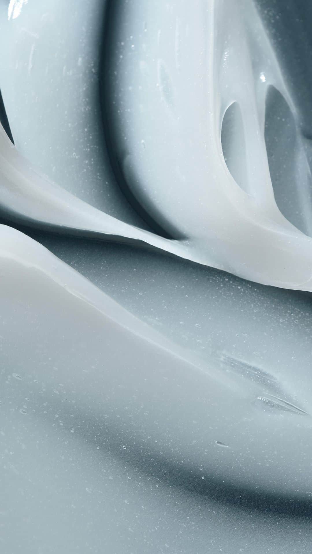 ドゥラメールのインスタグラム：「Now gifting: decadence in all sizes. Indulge loved ones with trial sizes of these skincare MVPs and you’ll be ready for the most wonderful time of the year.   #LaMer #LaMerSkincare #LaMerLipBalm #LaMerConcentrate #CremedelaMer #LaMerTreatmentLotionMask」