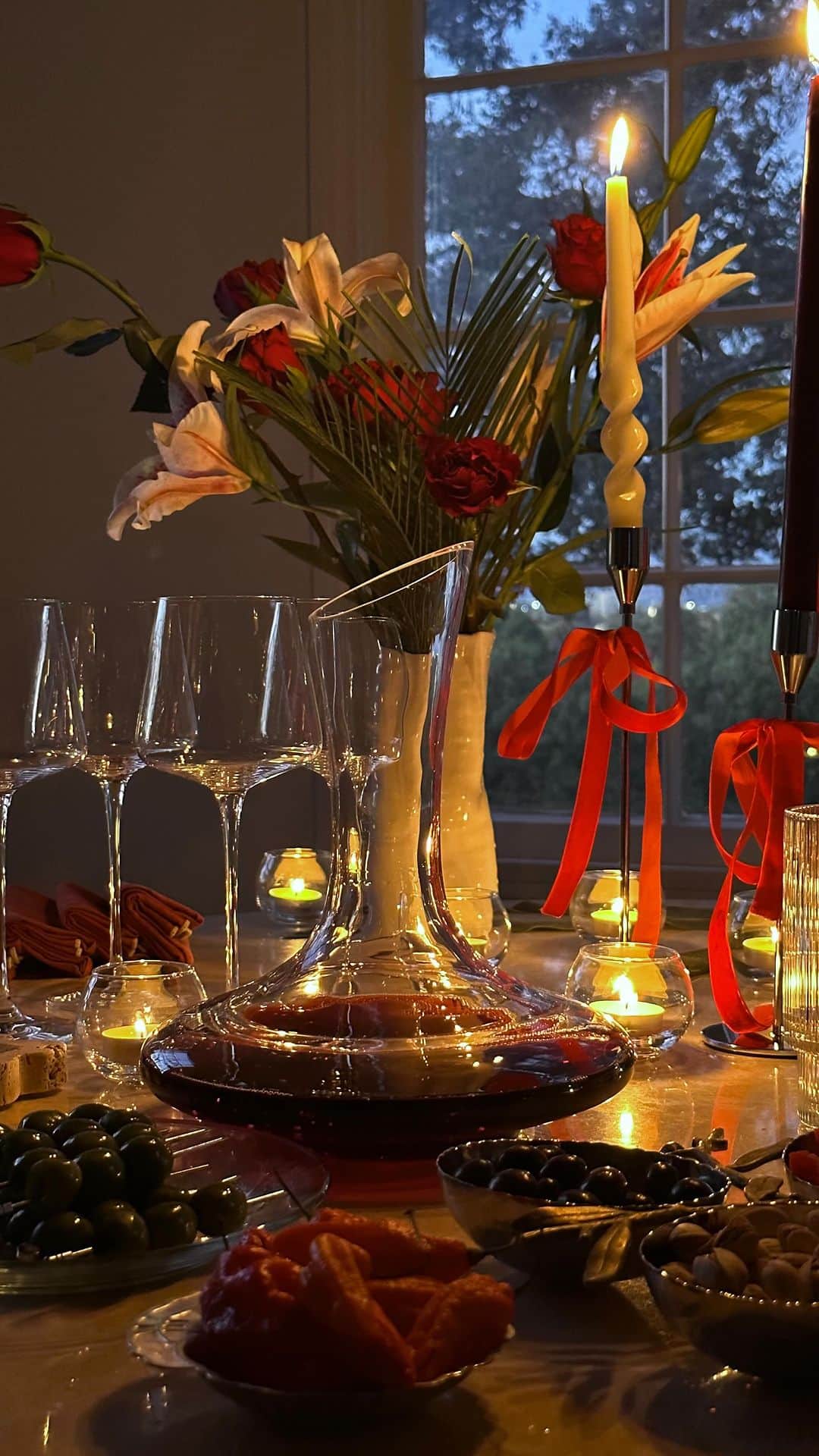 ホイットニー・ポートのインスタグラム：「A little🍷 soirée with @amazon Elevating my hosting inventory with some early Black Friday deals. Shop deals NOW through Monday. Link in my bio. @amazoninfluencerprogram #ad」