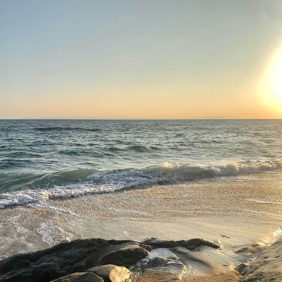 のインスタグラム：「Last night's golden hour in Malibu… home sweet home 💫」