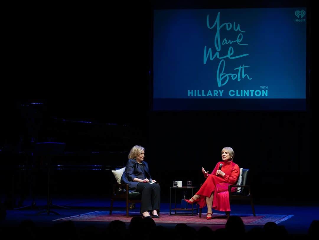 ヒラリー・クリントンのインスタグラム：「I had the best time with Patti LuPone, Amber Ruffin, and a sold-out audience in New York City at the first-ever live taping of You and Me Both. We laughed, we cried, and we sang—thankfully, mostly Patti for that last one.   Listen to the results in the latest episode of You And Me Both. Find it at the link in my profile or wherever you get your podcasts.  Photos: Kevin Yatarola」