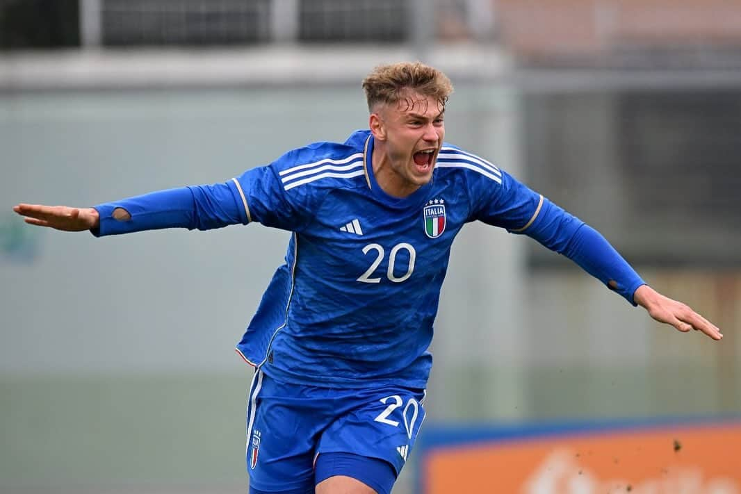 サッカーイタリア代表のインスタグラム：「2-1 al Portogallo, #Under20 di nuovo in testa all'𝘌𝘭𝘪𝘵𝘦 𝘓𝘦𝘢𝘨𝘶𝘦 🙌🇮🇹  #Azzurrini #VivoAzzurro」