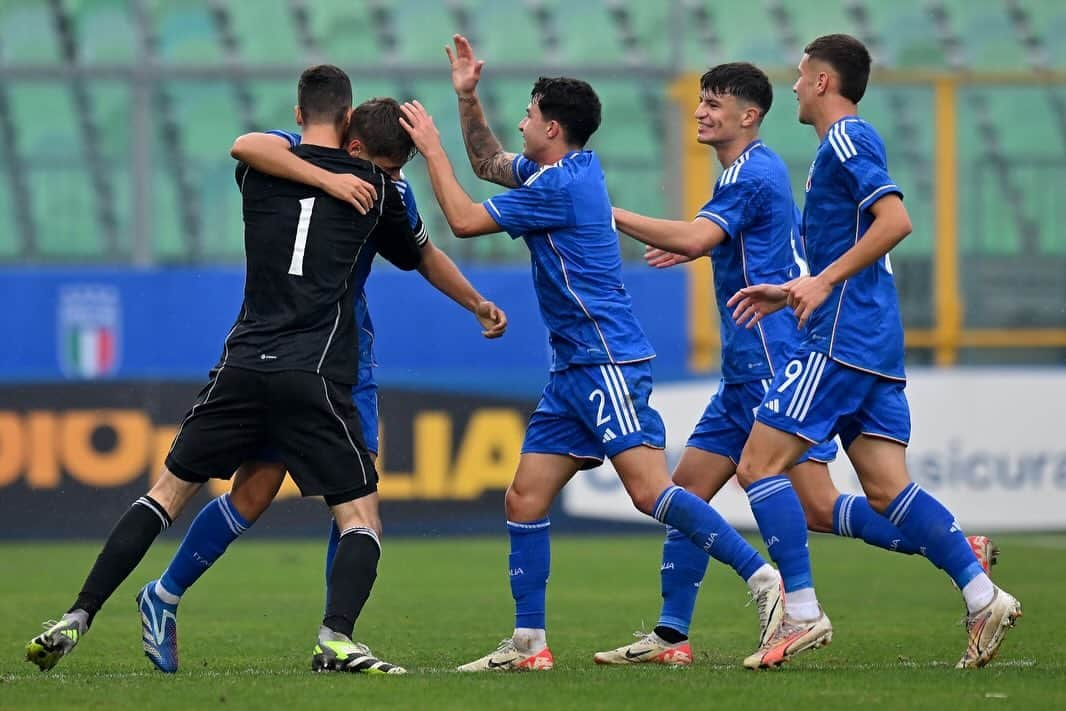 サッカーイタリア代表さんのインスタグラム写真 - (サッカーイタリア代表Instagram)「2-1 al Portogallo, #Under20 di nuovo in testa all'𝘌𝘭𝘪𝘵𝘦 𝘓𝘦𝘢𝘨𝘶𝘦 🙌🇮🇹  #Azzurrini #VivoAzzurro」11月22日 1時13分 - azzurri