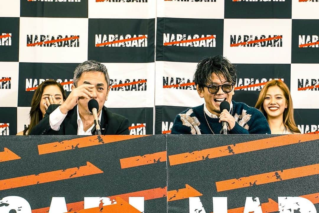 皇治さんのインスタグラム写真 - (皇治Instagram)「12.２NARIAGARI .vol3  大阪大会  記者会見  HEATのタイトルマッチ  K-1ファイターとの対抗戦。  NARIAGARI 3大会目にしてメジャー舞台　DEEPやHEATタイトルマッチそしてK-1と対抗戦、また12.9大阪K-1にNARIAGARI選手を出場させれること、ホンマに感謝してる。  ただどの団体の選手も必死に成り上がろうと命賭けてる。  必死こいとる奴を笑いたい奴は笑えばええ。  俺はそんな選手達の力になりたいし応援してる。  選手のプライドを賭けた闘いを会場で応援してやってほしいです。  【NARIAGARI vol.3】 ◾️開催日時：2023年12月2日(土) ◾️開催場所：176BOX （大阪府豊中市庄内東町５-7-25） ◾️会場 / 開演時間：13:00 / 14:00 ◾️配信先：皇治チャンネル  《NARIAGARI vol.3チケット詳細》 VVIP席(指定席)¥100,000- VIP席(指定席)¥50,000- 自由席¥8,000- ■チケット申込フォーム : https://forms.gle/5gHKN15vV752mpAX7 ■問い合わせ : nariagari.ticket@gmail.com （前回大会　チケット即完したため早めのご購入をオススメします）  記者会見2 https://www.youtube.com/live/nwkLYYGKcqw?feature=shared  記者会見1 https://www.youtube.com/live/uVJtFU-8U4I?feature=shared  会見衣装 @madbro.jp」11月22日 1時19分 - 1_kouzi