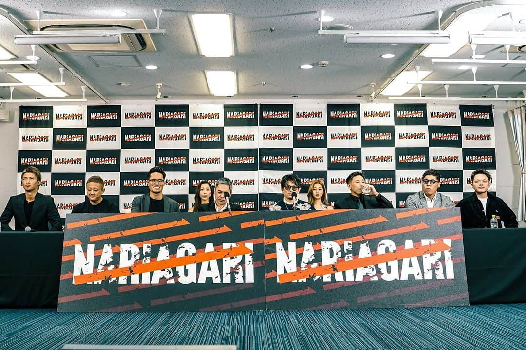 皇治のインスタグラム：「12.２NARIAGARI .vol3  大阪大会  記者会見  HEATのタイトルマッチ  K-1ファイターとの対抗戦。  NARIAGARI 3大会目にしてメジャー舞台　DEEPやHEATタイトルマッチそしてK-1と対抗戦、また12.9大阪K-1にNARIAGARI選手を出場させれること、ホンマに感謝してる。  ただどの団体の選手も必死に成り上がろうと命賭けてる。  必死こいとる奴を笑いたい奴は笑えばええ。  俺はそんな選手達の力になりたいし応援してる。  選手のプライドを賭けた闘いを会場で応援してやってほしいです。  【NARIAGARI vol.3】 ◾️開催日時：2023年12月2日(土) ◾️開催場所：176BOX （大阪府豊中市庄内東町５-7-25） ◾️会場 / 開演時間：13:00 / 14:00 ◾️配信先：皇治チャンネル  《NARIAGARI vol.3チケット詳細》 VVIP席(指定席)¥100,000- VIP席(指定席)¥50,000- 自由席¥8,000- ■チケット申込フォーム : https://forms.gle/5gHKN15vV752mpAX7 ■問い合わせ : nariagari.ticket@gmail.com （前回大会　チケット即完したため早めのご購入をオススメします）  記者会見2 https://www.youtube.com/live/nwkLYYGKcqw?feature=shared  記者会見1 https://www.youtube.com/live/uVJtFU-8U4I?feature=shared  会見衣装 @madbro.jp」