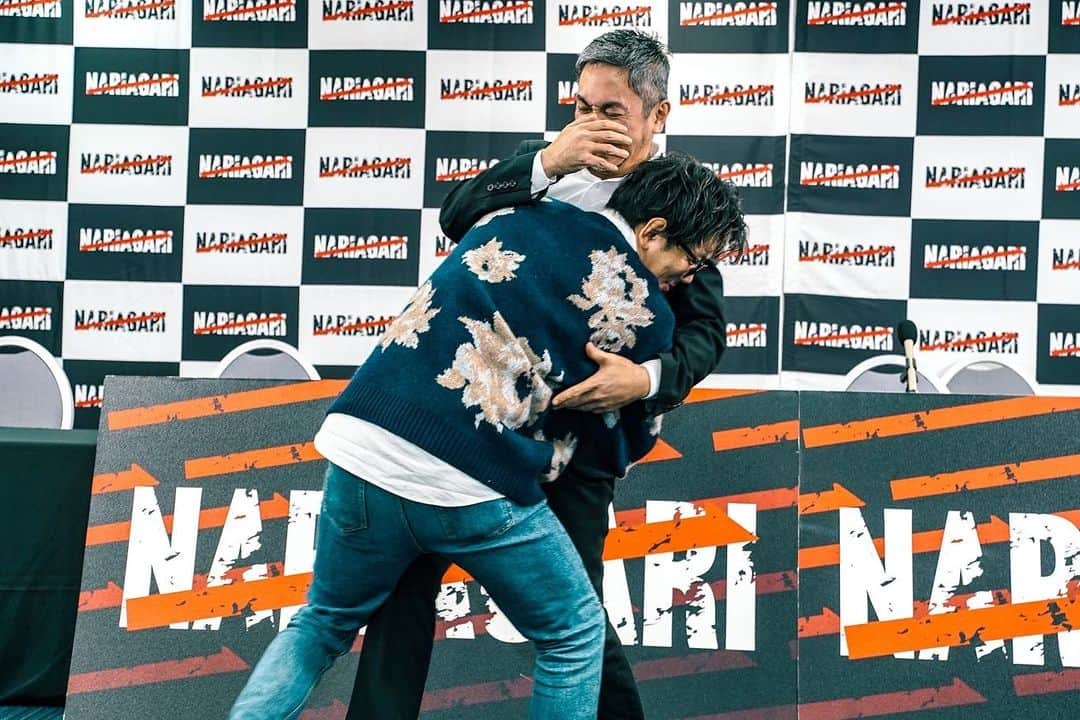 皇治さんのインスタグラム写真 - (皇治Instagram)「12.２NARIAGARI .vol3  大阪大会  記者会見  HEATのタイトルマッチ  K-1ファイターとの対抗戦。  NARIAGARI 3大会目にしてメジャー舞台　DEEPやHEATタイトルマッチそしてK-1と対抗戦、また12.9大阪K-1にNARIAGARI選手を出場させれること、ホンマに感謝してる。  ただどの団体の選手も必死に成り上がろうと命賭けてる。  必死こいとる奴を笑いたい奴は笑えばええ。  俺はそんな選手達の力になりたいし応援してる。  選手のプライドを賭けた闘いを会場で応援してやってほしいです。  【NARIAGARI vol.3】 ◾️開催日時：2023年12月2日(土) ◾️開催場所：176BOX （大阪府豊中市庄内東町５-7-25） ◾️会場 / 開演時間：13:00 / 14:00 ◾️配信先：皇治チャンネル  《NARIAGARI vol.3チケット詳細》 VVIP席(指定席)¥100,000- VIP席(指定席)¥50,000- 自由席¥8,000- ■チケット申込フォーム : https://forms.gle/5gHKN15vV752mpAX7 ■問い合わせ : nariagari.ticket@gmail.com （前回大会　チケット即完したため早めのご購入をオススメします）  記者会見2 https://www.youtube.com/live/nwkLYYGKcqw?feature=shared  記者会見1 https://www.youtube.com/live/uVJtFU-8U4I?feature=shared  会見衣装 @madbro.jp」11月22日 1時19分 - 1_kouzi