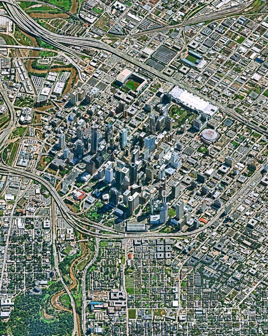 Daily Overviewのインスタグラム：「Downtown Houston is the largest central business district in the US state of Texas, spanning 1.84 square miles (4.8 sq. km). Home to nine Fortune 500 companies, it contains 50 million square feet (4.6 million sq. m) of office space and is the workplace of 150,000 employees. In addition to most of Houston’s skyscrapers, this Overview features Minute Maid Park, home of the Astros (MLB); Shell Energy Stadium, home of the Dynamo (MLS); and Toyota Center, home of the Rockets (NBA).  Created by @dailyoverview Source imagery: @nearmap」