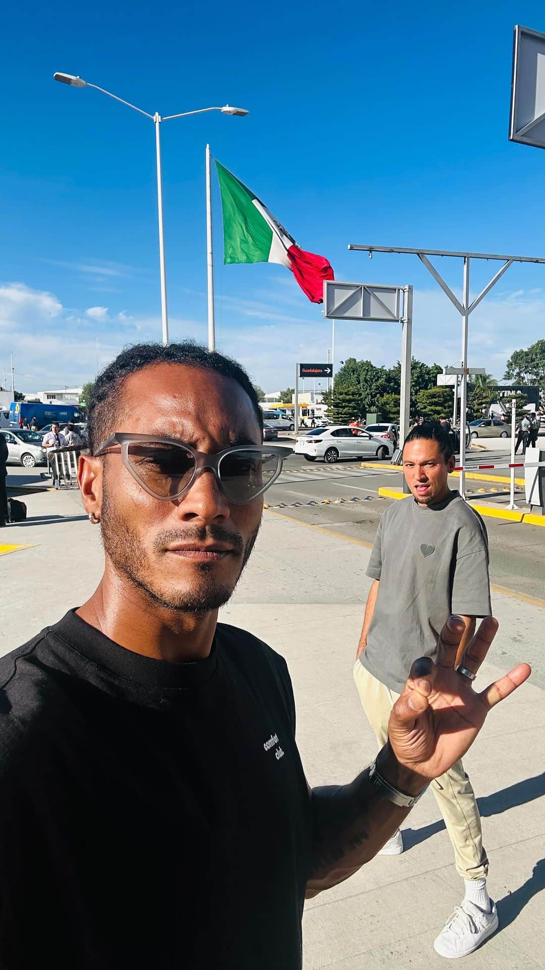サネリー・ジェームズのインスタグラム：「What a great run we had. Thank you for the great vibes! We love you! 🇺🇸 ♥️ 🇲🇽」