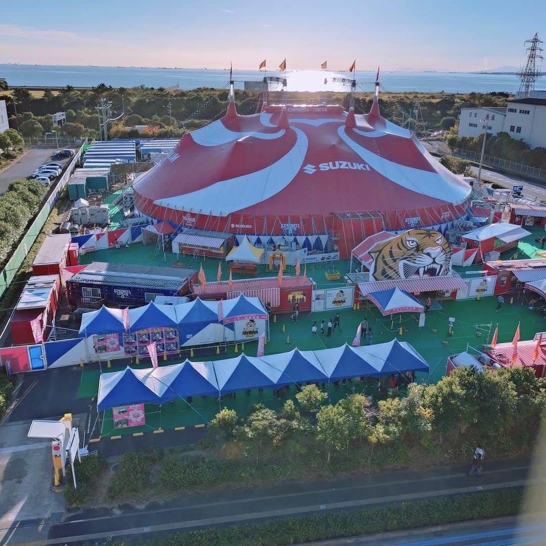 のインスタグラム：「………  週末に、家族揃って😌じーじばーばも皆一緒に  ✨🤡木下大サーカス🎪✨を観に行ってきました♪  実は、私が子供の頃も、大好きだったおじいちゃんと、仙台に✨木下大サーカス✨がやってきた際に観に行って、すごい迫力だったのを覚えていたので、自分が親になって👶息子と一緒に行けたのは、とても嬉しかったです✨  最前列の席だったのもあり、初めは怖がっていたのですが💦目の前に、ゾウ🐘やシマウマ🦓、それから✨ホワイトライオン🦁がやる来て、ちゃんとお利口さんに座ったりしてる姿を見て、目をキラキラ✨輝かせて見ておりました👀動物園とは、また、ぜんぜん違う世界だもんね〜😌  そして夜は、遅ればせながらの、ばーばのお誕生日会🎂も出来、家族みんながこうやって、健康で、笑顔で過ごせる事に、改めて感謝だなぁ✨と思いました🙏  最後の作文は、『俺は小さい時、サーカス🎪見に行ったことあったっけな〜？』の…うる覚えなパパ👨の、小学校3年生の時の作文！笑　じーじが、この日のために、証拠として見つけてきてくれました😂流石じーじ！  はじめて見たサーカス🎪は、子どもにとって、きっと、すごい世界観✨✨なんだろうなぁ✨  坊や👶にとっても、きっと✨記憶に残る✨１日になったと思います❣️」