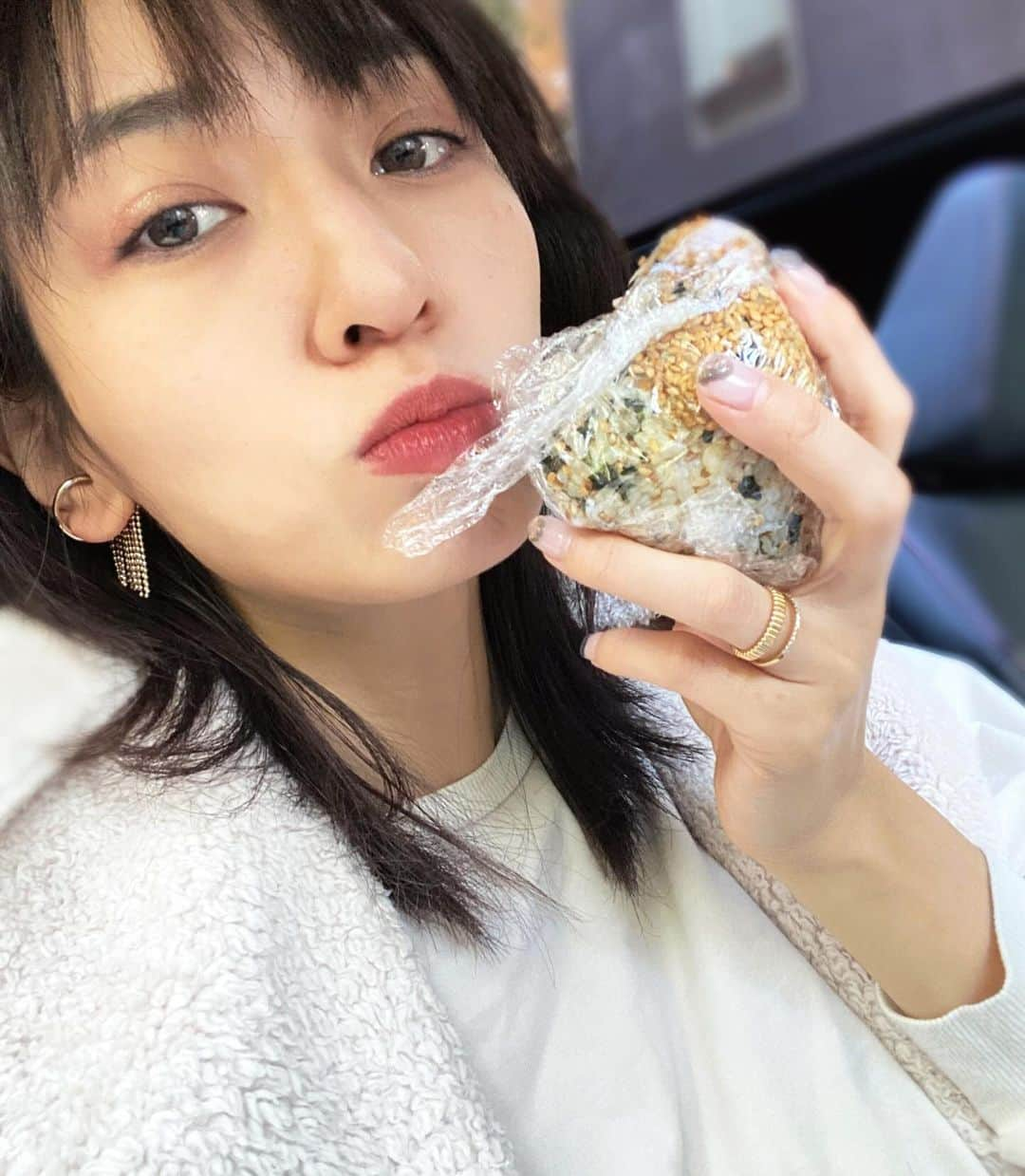 小林夏子のインスタグラム：「やさしさが沁みた昼ごはん🥲✨  おにぎりは三角派？」