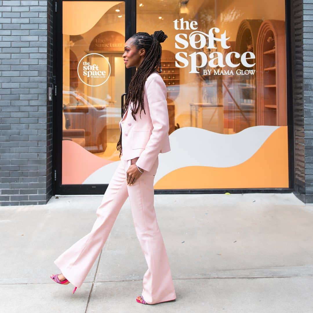 ケイト・スペードのインスタグラム：「Brb, hopping on a train to Brooklyn. Our friend Latham Thomas, a member of our Social Impact Council and the founder of maternal health and education company @mamaglow, has just opened the Soft Space by Mama Glow in Williamsburg. It’s the new home of all the Mama Glow educational programming. The open-to-all space is also the setting for professional doula training programs, dance and movement, yoga, meditation, childbirth education, meet-ups and so much more. There’s a library, a kitchen, a shop (stocked with boutique wellness products from women and femme-owned brands with a focus on Black and POC products)…we might just move in. Congratulations, Latham! Thank you for putting mental health at the center of your beautiful work. #katespadeny」