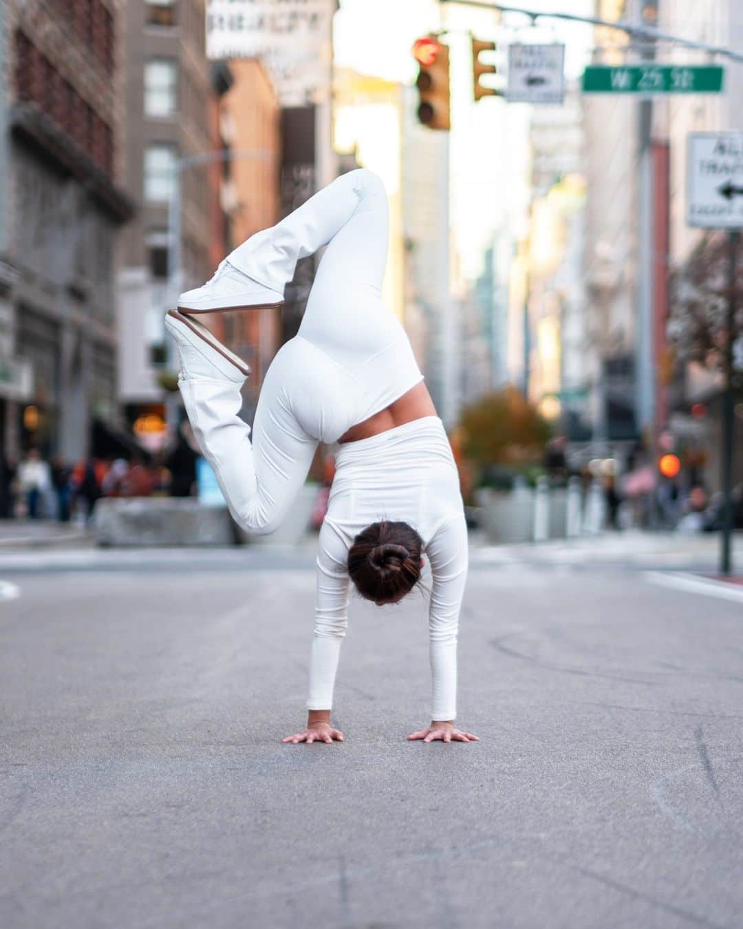 ALO Yogaのインスタグラム：「upside down or right side up? ⚡️ either way - we've got you covered. shop our early black friday sale going on rn for all your yogi playtime faves.」