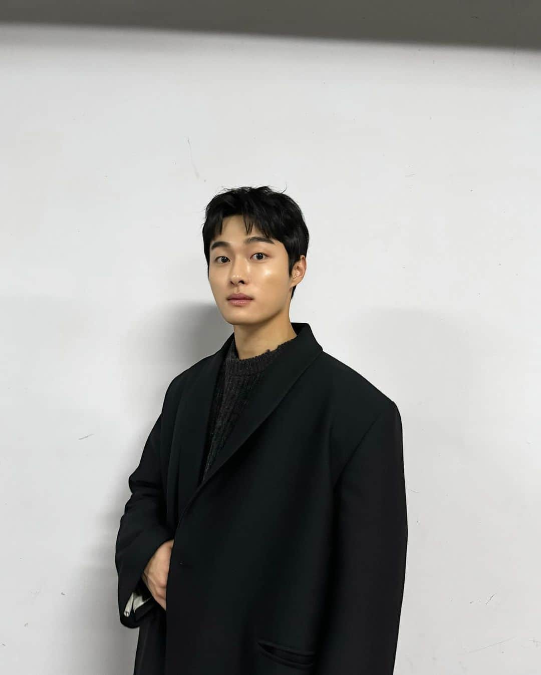 ユン・チャンヨンのインスタグラム：「잘자요 🌙🖤」
