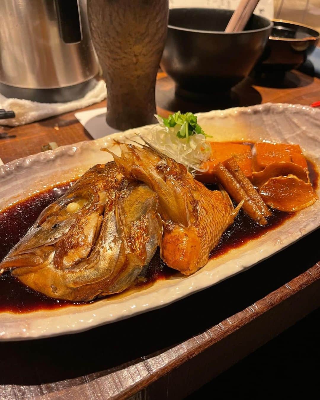 イトウジュン（タイ料理研究家）さんのインスタグラム写真 - (イトウジュン（タイ料理研究家）Instagram)「【コラボレッスンのお知らせ】 渋谷すしき✖️ビューティタイ料理 魚は身体で覚えましょう😊❣️ 盛りだくさんのレッスンです  🐟メニュー（その日の仕入れによって決定）🐟 1. 季節のお魚を捌いてメインのお料理（ノドグロor鯛etc）煮魚・フライ・その他 2. お刺身の切り方（刺身を引く） 3. お刺身の盛り付け方 4. 切り身で作るタイ料理前菜（クンチュープラー） 5. 中巻き 2種類（お家で中巻きを作れると豪華！自慢できる１品です） 6. 渋谷すしきで人気メニュー１品付 7. タイ料理デザート付 8. 乾杯ドリンク付  ・レッスン費用 11000円（税込） ・12月10日　13時スタート  ✨渋谷すしき大将の紹介✨ 日紫喜 智（Satoshi Hishiki） 株式会社フィッシュウェル代表取締役。東京都出身。海鮮居酒屋を営む父の仕事を手伝いながら育った10代。地元八王子北野で、愛される父の店を継ぎたいと言う思いで、外へ修行に出ようと決意。ホテル勤務を経て、25歳の時に『ここで働きたい!』と思える【吉祥寺魚真】と出会い魚料理の修行へ。2年後、下北沢店に移動となり本格的に刺身を学ぶ。2011年3月に経営者となり現在は都内8店舗オーナー。 　新鮮でうまい魚を安価で提供できる、お客様から愛される店をやりたいと言う想いで自らが仕入れをし、鮨を握流だけでなく、魚料理も考案している。現在は海外事業にも力を入れており、インドネシアでも新業態を考え中。  是非よろしくお願いします😊❣️ ご興味ある方はコメント欄か直接メッセージくださいね🐟😋  #お魚レッスン #魚をさばく  #刺身の盛り付け  #刺身を引く  #魚料理レシピ  #魚レッスン #タイ料理レッスン #ビューティタイ料理 #タイ料理教室  #お魚料理教室 #大人の習い事 #東京習い事 #渋谷すしき #すしき #イトウジュン #タイ料理研究家 #中巻きレッスン #寿司レッスン #料理教室 #お魚スパルタ塾  #お魚スパルタレッスン #写真はイメージ画像です」11月22日 1時32分 - junito.13