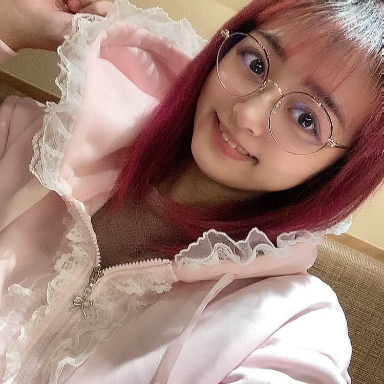 森崎アリスのインスタグラム：「💖💖💖💖💖💖💖💖💖💖💖 @shein_japan @sheinofficial  からパーカー届いたので 早速きてみたら めっちゃあったかい！  そして かわちいいいいいいいい！！ ロリ系パーカーなかなかないから 安く手に入るのまじ嬉しい。  みんなもおそろにしよ〜💖💖💖  SKU 20051121  https://shein.top/rsk3ry1  試すたび、好きが見つかる。 届くたび、好きが増えてく。 それがSHEIN💖  #SHEINGoodFinds#SHEIN冬の感謝祭#SHEINforAll #loveshein #ad #saveinstyle  割引クーポンもらいました🐕 EBSJP031 ぜひ使ってお手頃にゲットしてね！」